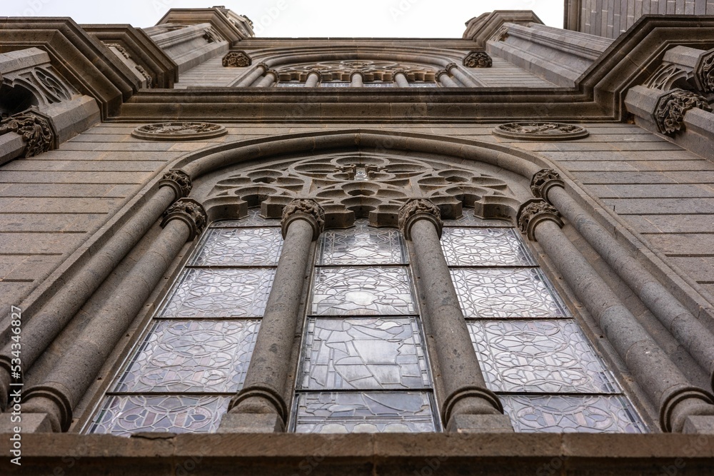 Ταπετσαρία Low angle shot of a vintage building with ancient architecture
