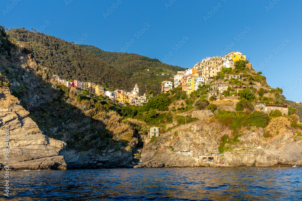 Φωτογραφία Corniglia, Italy - July 31, 2022: View of the beautiful seaside of the village o