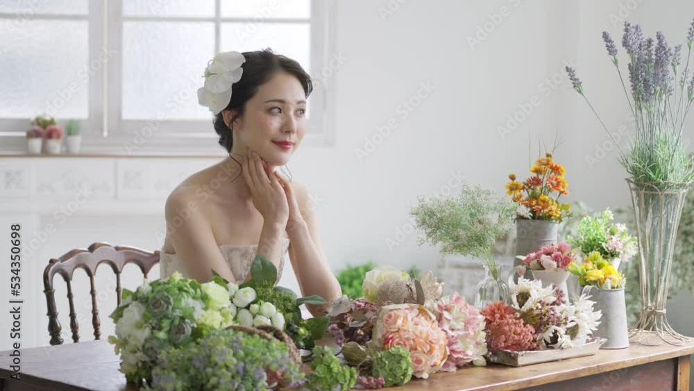 スローモーション　ウェディングドレスを着た花嫁（新婦・女性・結婚式）