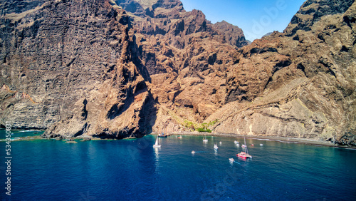 Bild auf Leinwand Foto aérea del muelle y playa de Masca, acantilado de los Gigantes, Tenerife