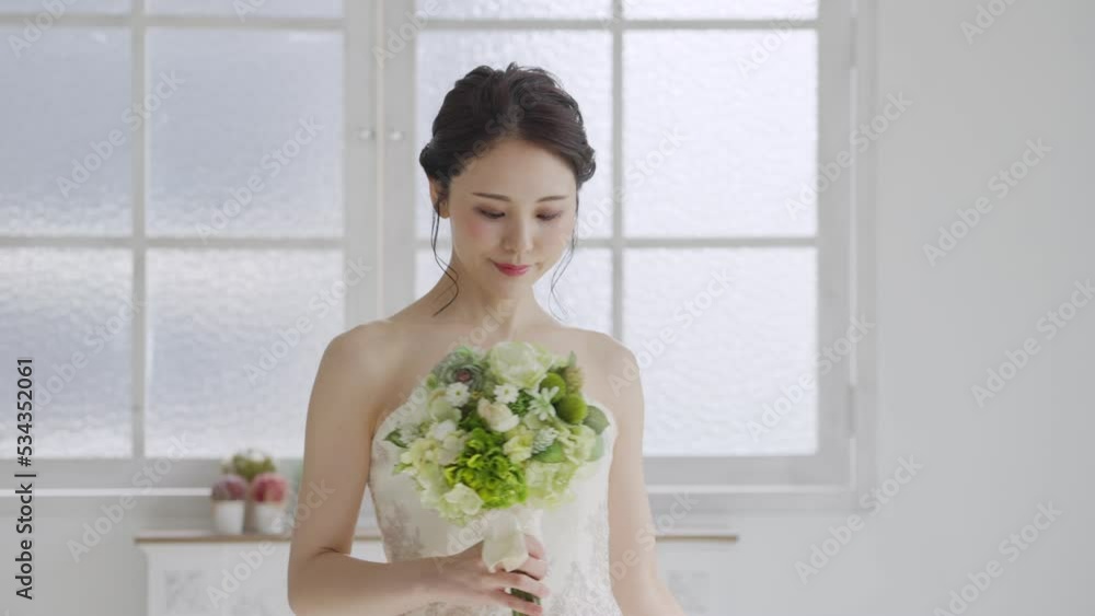 スローモーション　ウェディングドレスを着た花嫁（新婦・女性・結婚式）