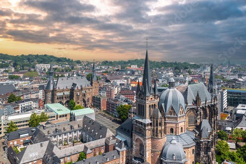 Obraz na płótnie Sunset skyline of Aachen (Germany). Aerial view of Aachen Cathedral (German: Aachener Dom) with Katschhof square and Town Hall (Rathaus) in background w salonie