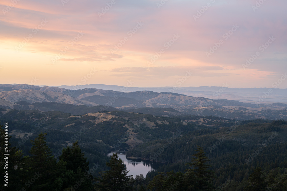 Obraz premium Sunset over Lake In Mount Tamalpais State Park 
