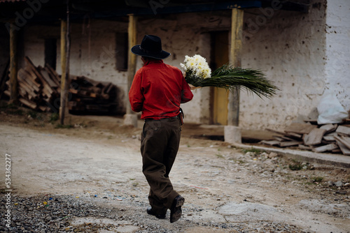 Señor Caminando Flores Camisa Roja