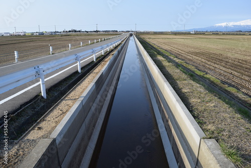 農業用水路 ／ 日本有数の米どころ、山形県庄内