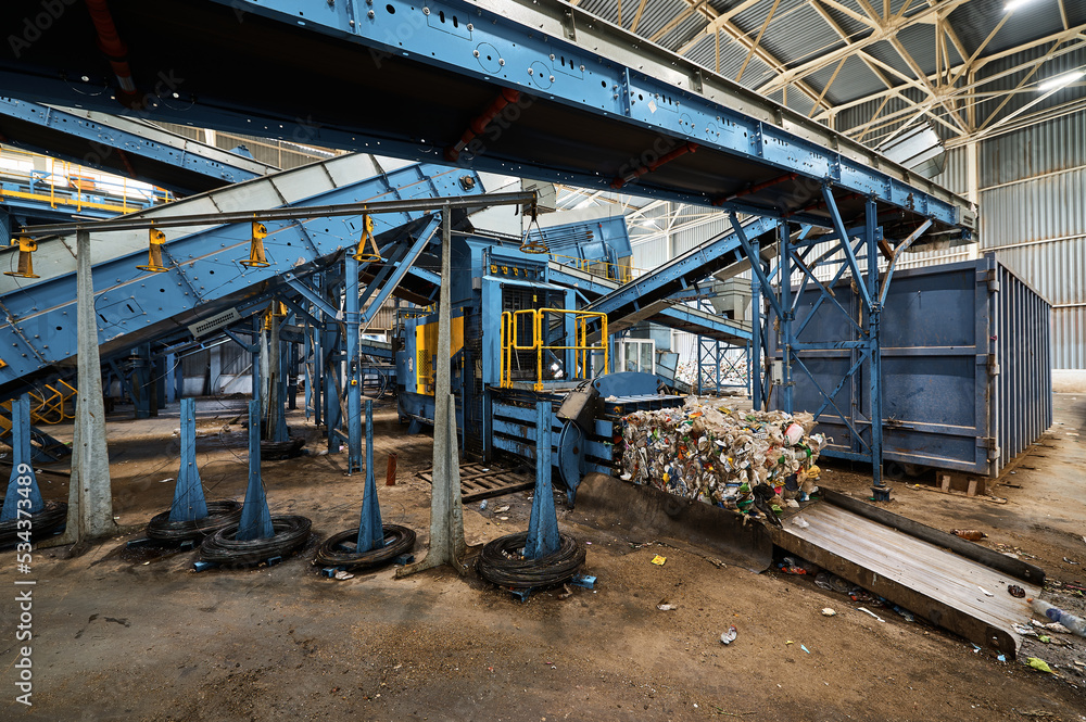 Foto de Machine for compacting household waste. Compaction of garbage