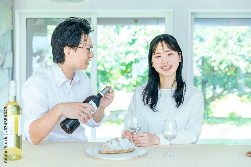 食事を楽しむ男女 cheers 食事を楽しむ男女 cheers