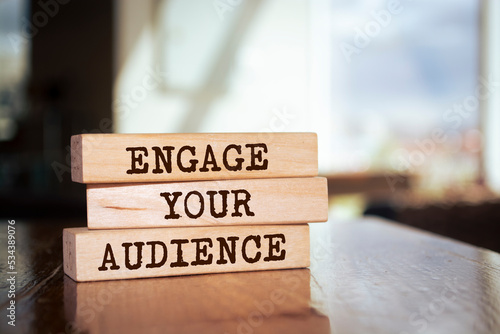 Bilde på lerret Wooden blocks with words 'Engage Your Audience'.