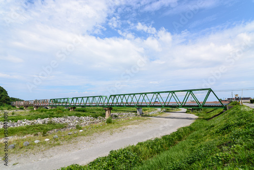 長い鉄道橋がかかる川