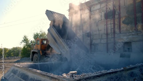 The dump truck dumps the stone into the bunker. Overall plan