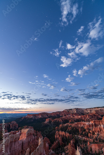 blaue stunde mit sternen am bryce canyon