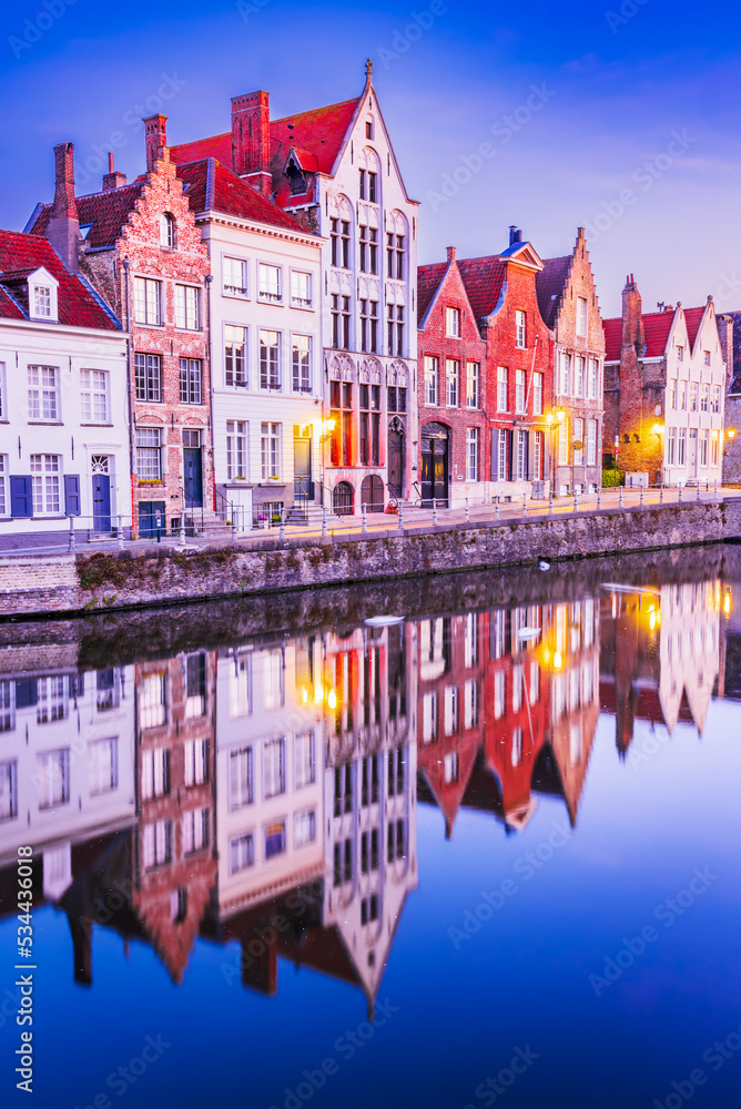 Obraz premium Bruges, Belgium. Flanders famous city with sunrise over Spiegelrei Canal.