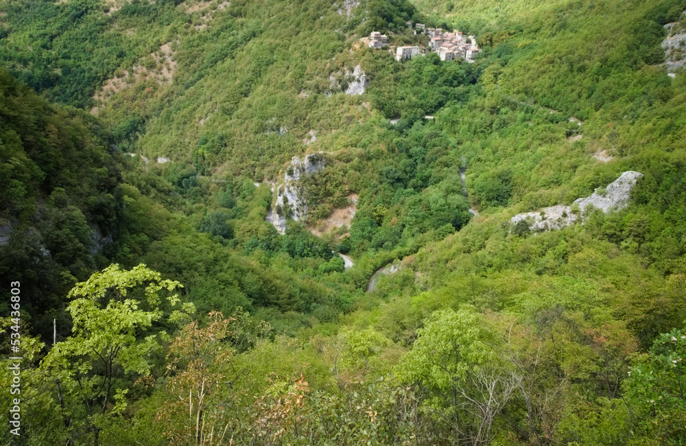 Vista lungo il sentiero di montagna per l'arco di Fondarca nelle Marche