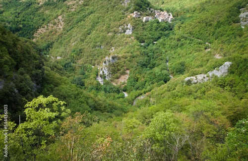 Vista lungo il sentiero di montagna per l'arco di Fondarca nelle Marche