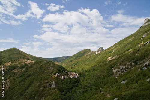 Fototapeta Naklejka Na Ścianę i Meble -  Montagne viste dal sentiero per l'arco di Fondarca nelle Marche