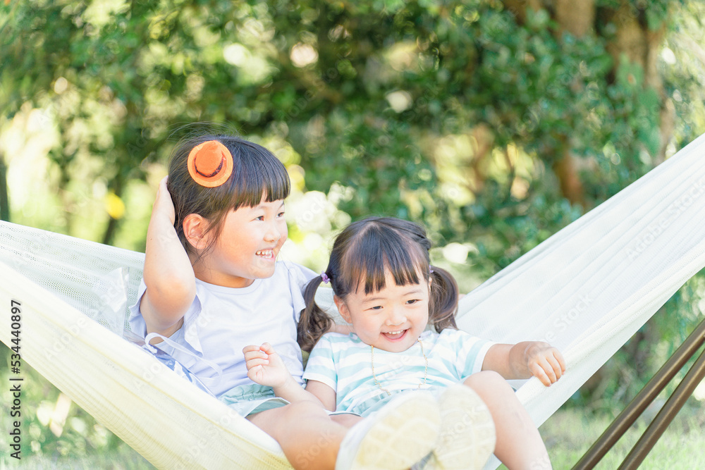 Fototapeta premium ハロウィンの格好でハンモックに座る子供達 