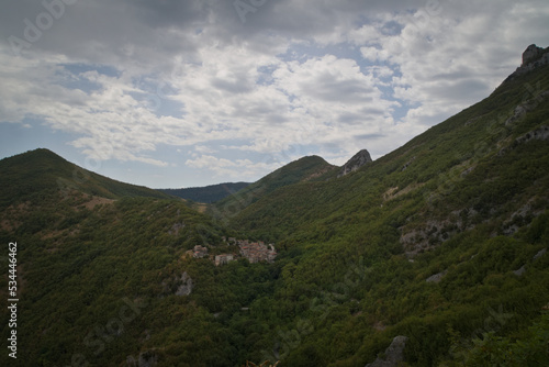 Vista lungo il sentiero da Pieia all'arco di Fondarca nelle Marche © Luciano Pierantoni