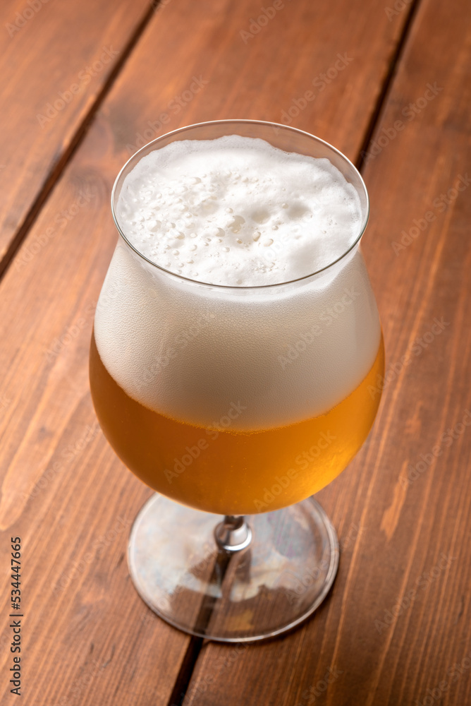 Boccale di birra chiara con schiuma Boccale di birra chiara con schiuma