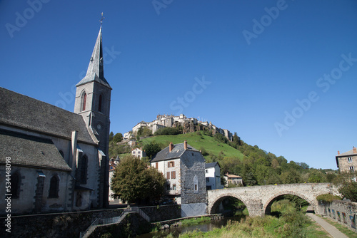 Saint-Flour (Cantal) sur son sommet volcanique vue de la ville basse