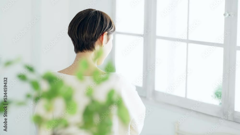 花束を持った女性 美容イメージ 花束を持った女性 美容イメージ