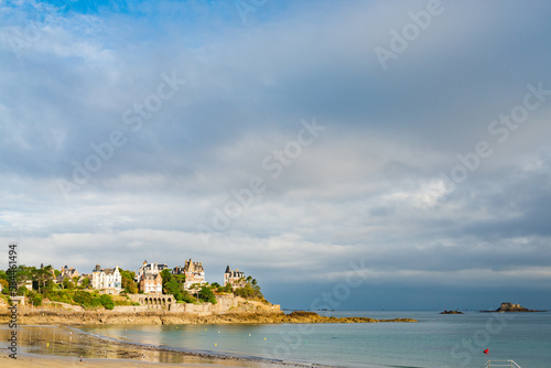 Fényképezés Beautiful villas built according to belle epoque style on the coastline of Dinard, Brittany, France, on the bay during low tide