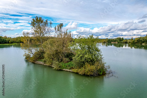 Obraz na płótnie wyspa bezludna na jeziorze, panorama jesienią z lotu ptaka w salonie