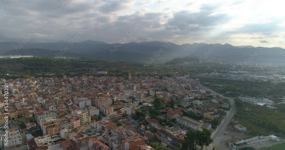 Sale el sol sobre bello pueblo valenciano a vista de pájaro Sale el sol sobre bello pueblo valenciano a vista de pájaro