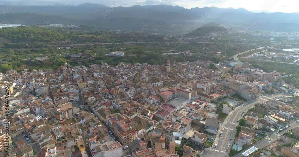 Volando a gran altura nublado sobre pueblo con campanario cristiano Volando a gran altura nublado sobre pueblo con campanario cristiano