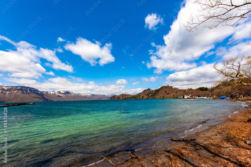 春の青森県・十和田湖で見た、美しい青や緑色の湖面と快晴の青空