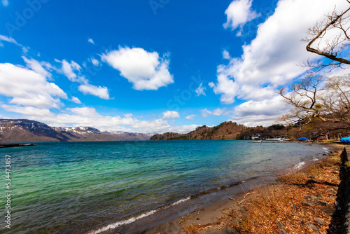 Fototapeta Naklejka Na Ścianę i Meble -  春の青森県・十和田湖で見た、美しい青や緑色の湖面と快晴の青空