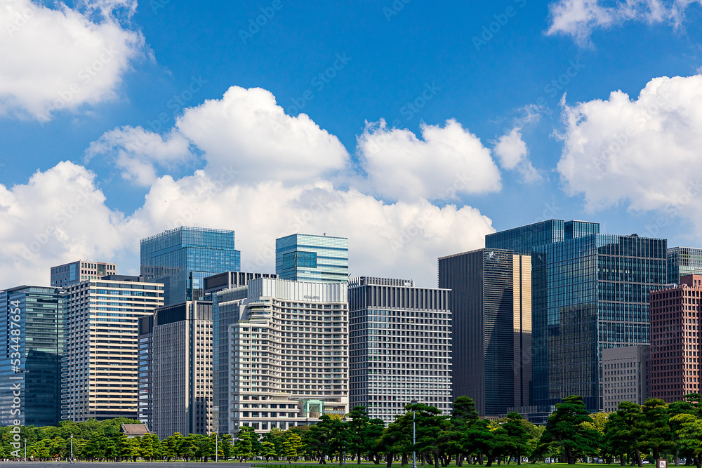 東京丸の内のビル群