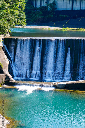 滝の様に水が流れ落ちる耳川の砂防ダム（宮崎県椎葉村） © WAWA