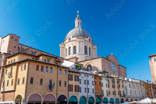 Fotografi Renaissance styled Basilica of Sant'Andrea in the old town of Mantua (Mantova) i