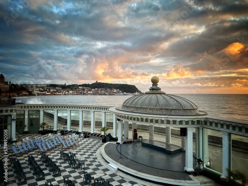 Tableau sur toile Early morning view of the band stand at Scarborough Yorkshire