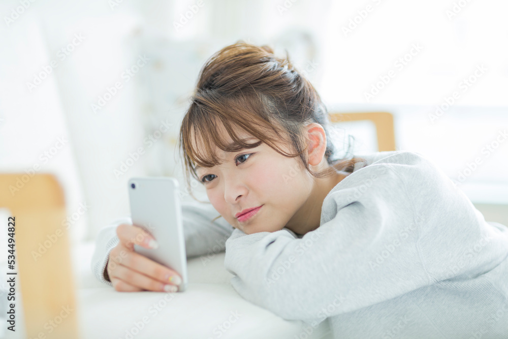 スマートフォンを見る若い女性 スマートフォンを見る若い女性