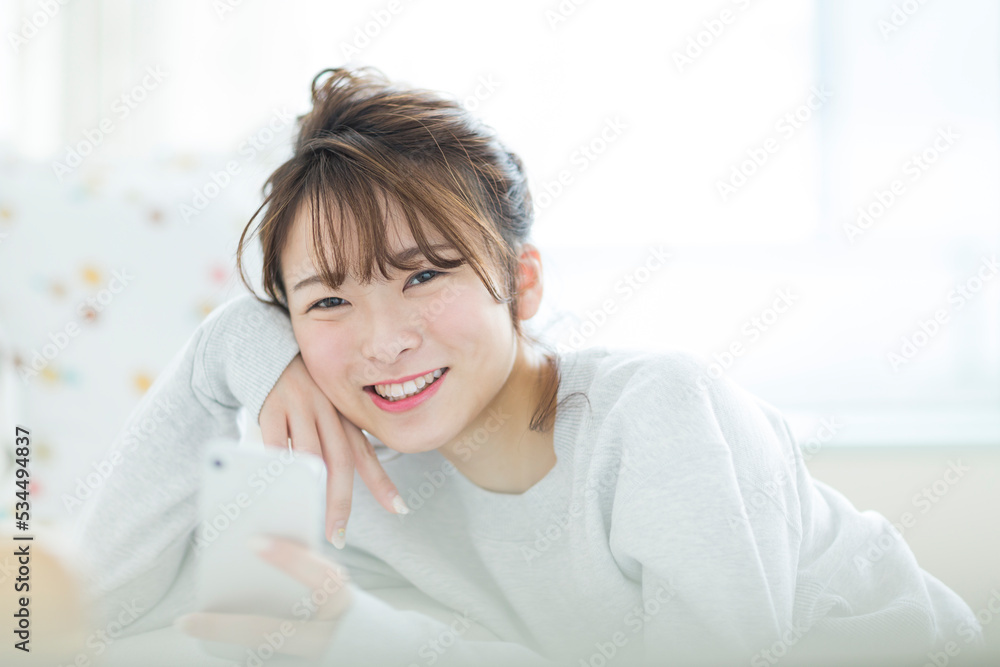 スマートフォンを見る若い女性