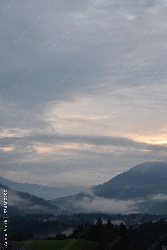 Alpen-Sonnenuntergang-Himmel-Wolken