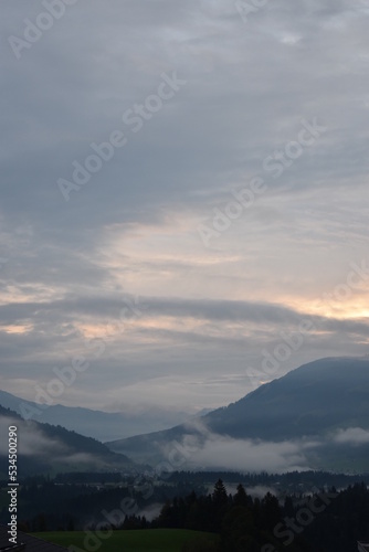 Alpen-Sonnenuntergang-Himmel-Wolken