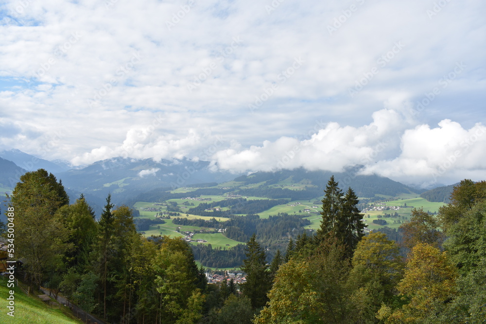 Fototapeta premium Alpen-Wolken-Tal-Himmel