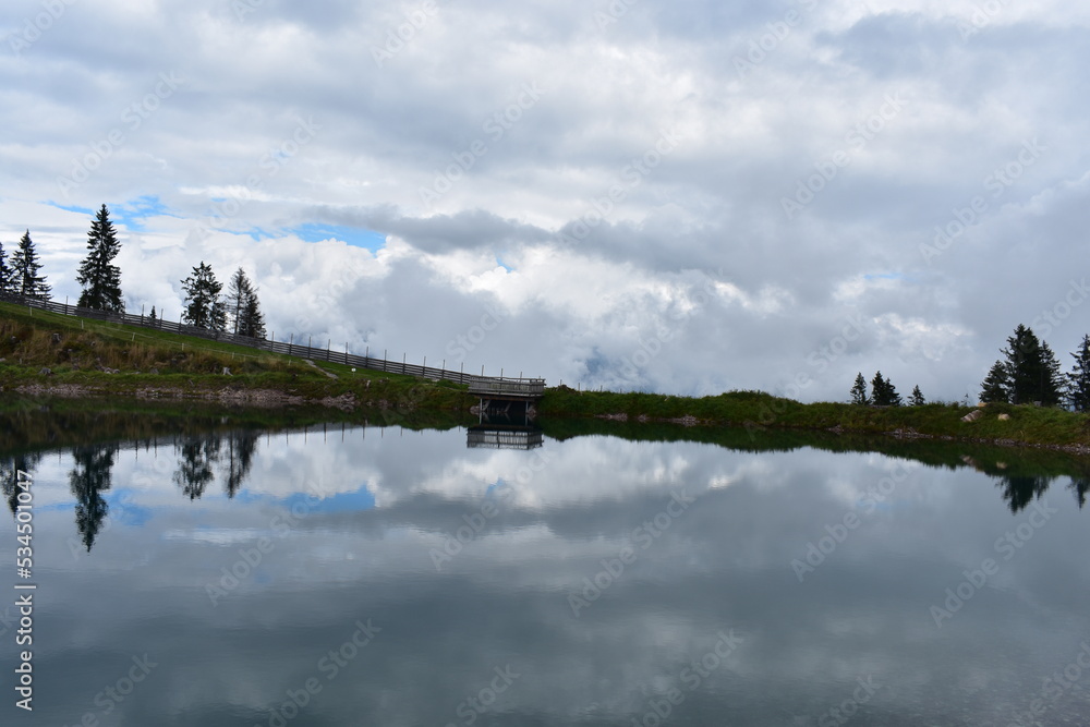 Alpen-See-Alpensee-Österreich-Berge-Wolken-Wasserspiegelung