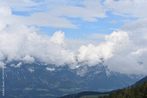 Alpen-Berge-Wälder-Wiesen-Tal