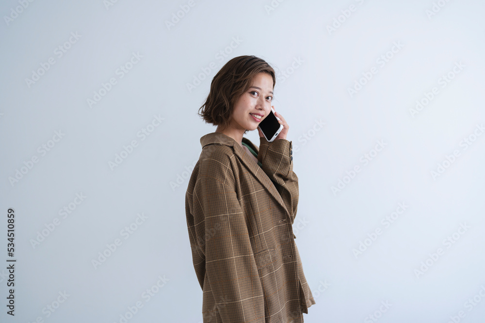 スマートフォンを使う女性