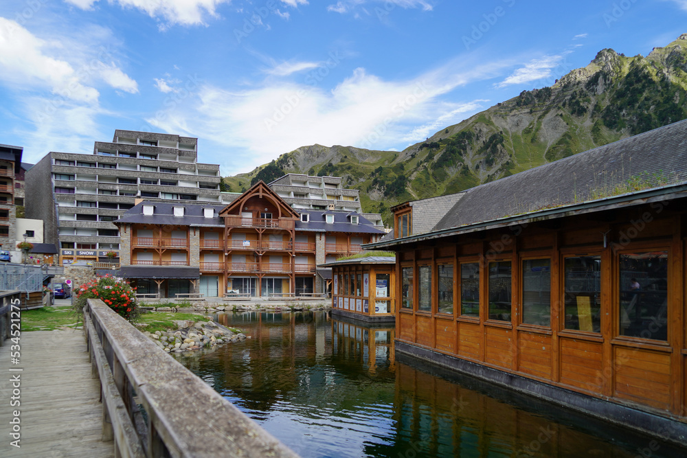 Le village de La Mongie, au coeur des Hautes Pyrénées Photos Adobe Stock