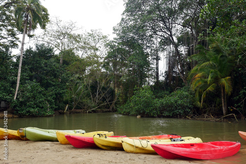 Kajaks am Fluss in Costa Rica
