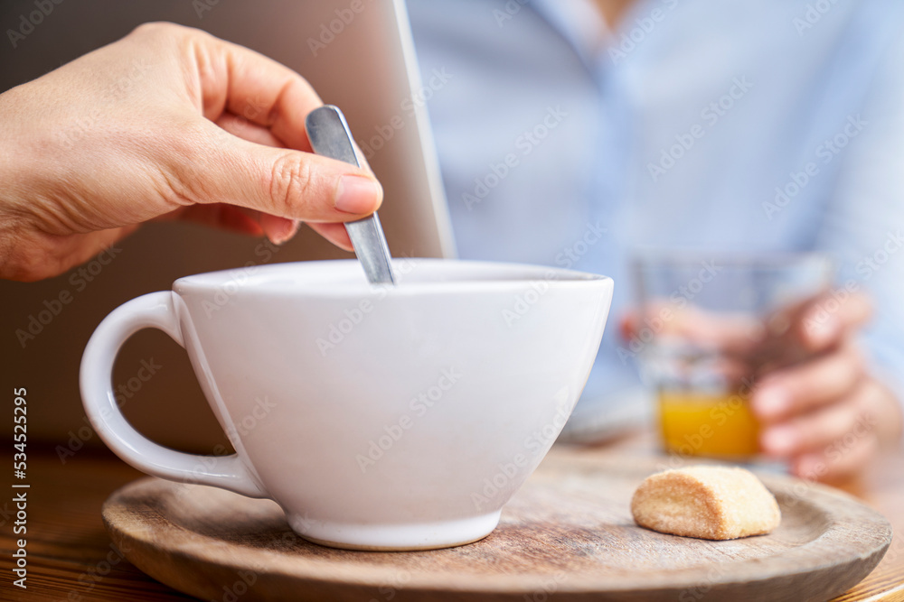 Ταπετσαρία Close-up shot of woman's hand stirring coffee with spoon