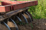 Maszyna rolnicza pracująca w polu
