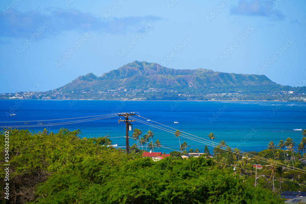 Obraz premium Diamond Head crater as seen from the distant Koko crater in the east of Honolulu on O'ahu island in Hawaii