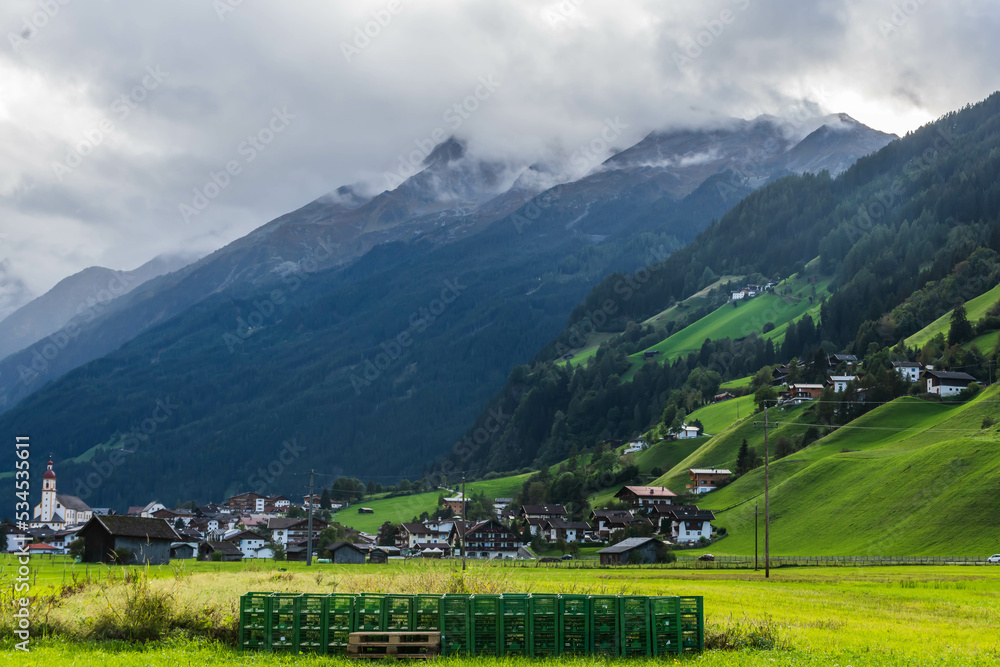 Gemüsekisten zur Ernte am Feld in Neustift im Stubaital Gemüsekisten zur Ernte am Feld in Neustift im Stubaital