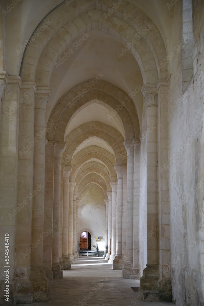 Arcs de pierre de l'abbaye de Pontigny en Bourgogne. France