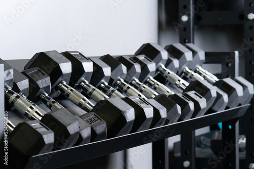 Foto Dumbbell gym wall home blurry set storage strongman bodyweight, concept fitness gear in heavy from muscular strong, activity bodybuilding